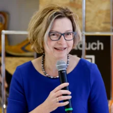 Bettina Wiesmann, Vorsitzende des Bürgervereins, eröffnet das Ideenforum