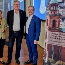 Bettina M. Wiesmann mit Dr. Alexander Jehn, Direktor der Hessischen Landeszentrale für Politische Bildung, und Dr. Christof Riess, Hauptgeschäftsführer der Handwerkskammer Frankfurt-Rhein-Main