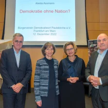 Moderator Dr. Thomas Dürbeck mit den Vortragenden Prof. Dr. Aleida Assmann und Prof. Dr. Dieter Hein sowie der Vorsitzenden Bettina M. Wiesmann