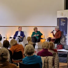 Dr. Andrea C. Hansert, Beiratsvorsitzende des Kuratorium Kulturelles Frankfurt (rechts), moderiert die Diskussion mit Prof. Dr. Nicole Deitelhoff, Dr. Bernd Heidenreich, Bettina M. Wiesmann (von links)