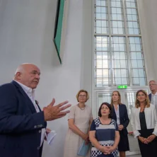 Prof. Hein erläutert den Versammlungsraum Paulskirche den Gästen aus historischer Sicht