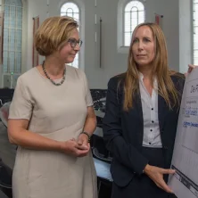 Symbolische Scheckübergabe an den Bürgerverein durch die Landtagspräsidentin