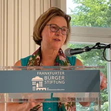 Die Vorsitzende Bettina M. Wiesmann eröffnet das Symposium