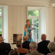 Die Vorsitzende Wiesmann schließt das Symposium und leitet über zum Empfang