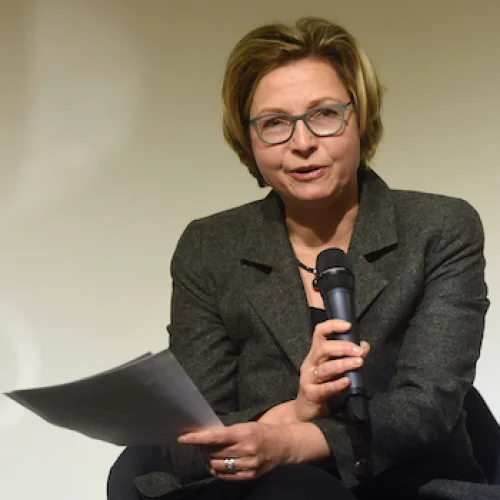 Bettina M. Wiesmann moderiert die Diskussion