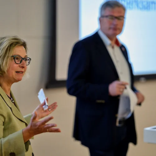 Einführung und Diskussionsleitung: Bettina M. Wiesmann, Vorsitzende des Bürgerverein Demokratieort Paulskirche e.V.