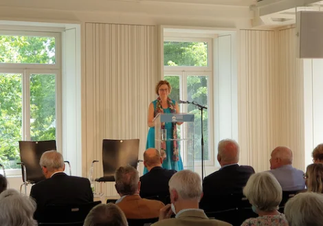 Die Vorsitzende Wiesmann schließt das Symposium und leitet über zum Empfang